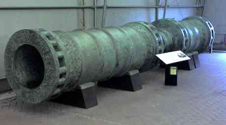 The Dardanelles Gun, cast by Munir Ali in 1464, is similar to bombards used by the Ottoman besiegers of Constantinople in 1453